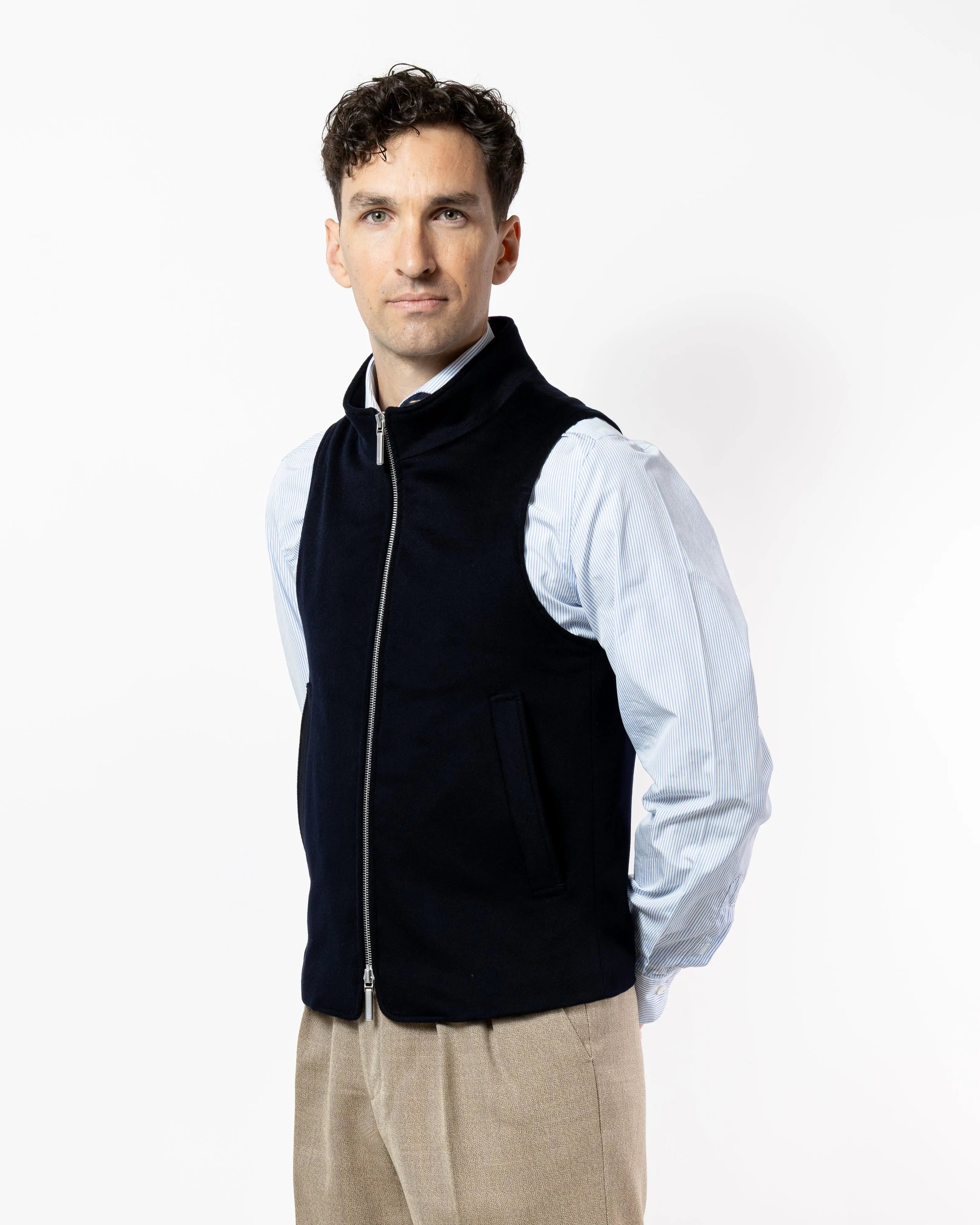 Chemise en Popeline à Rayures Bengale Thomas Mason porté avec un gilet Continental en cachemire loro piana