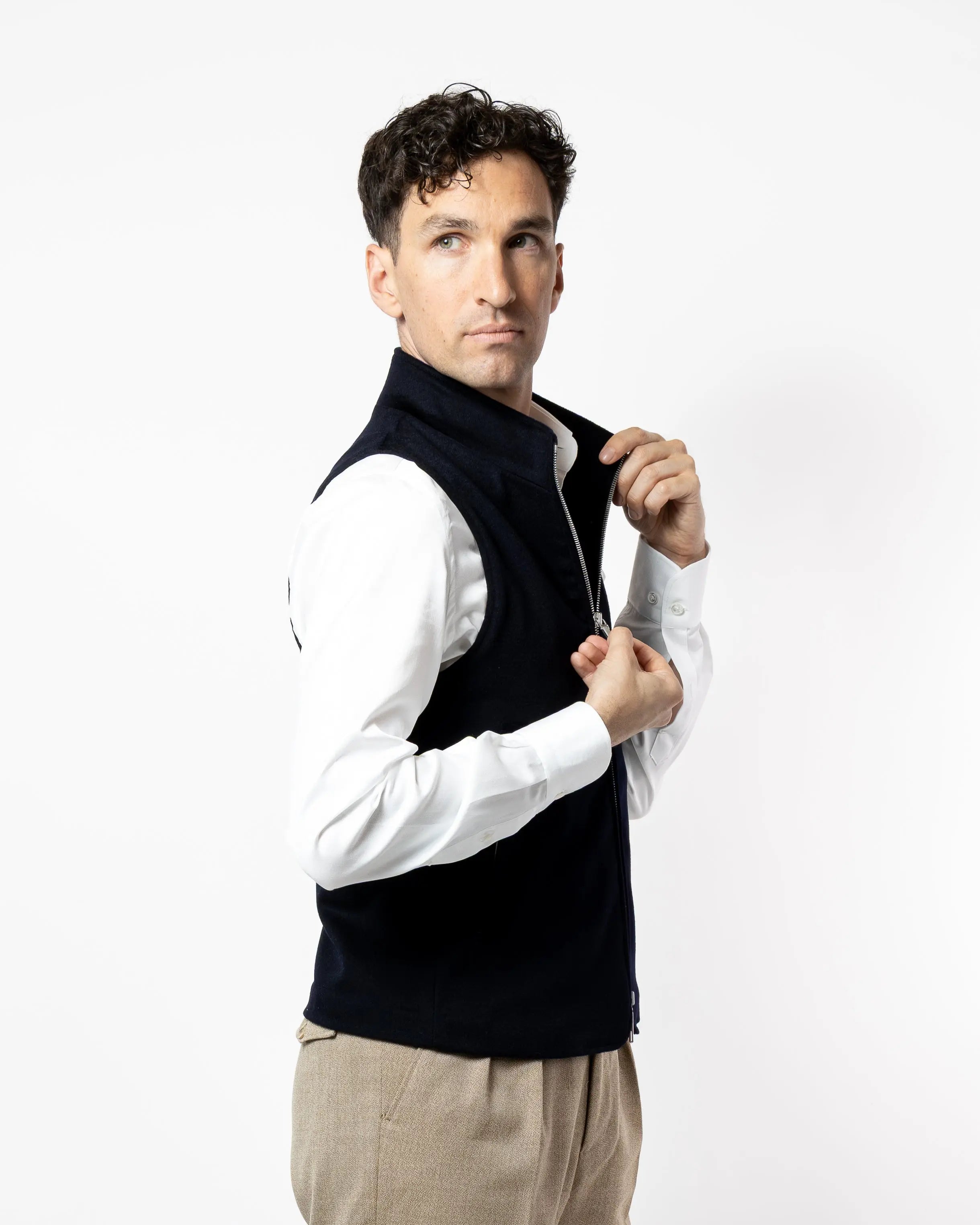 Chemise en Twill Blanc Albini porté avec un gilet Continental en cachemire