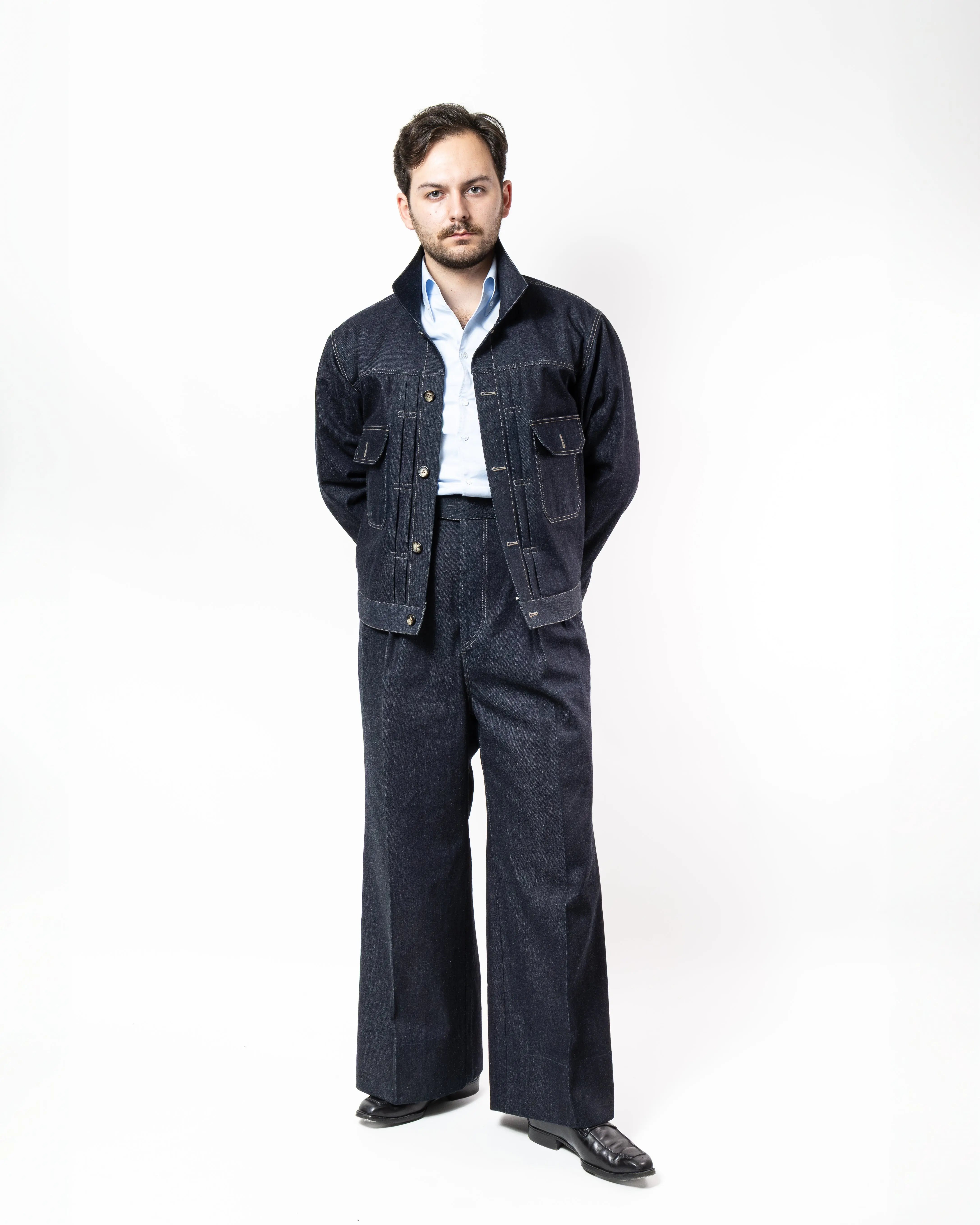 Chemise en Oxford Bleu Thomas Mason porté avec une veste en jean laurensan