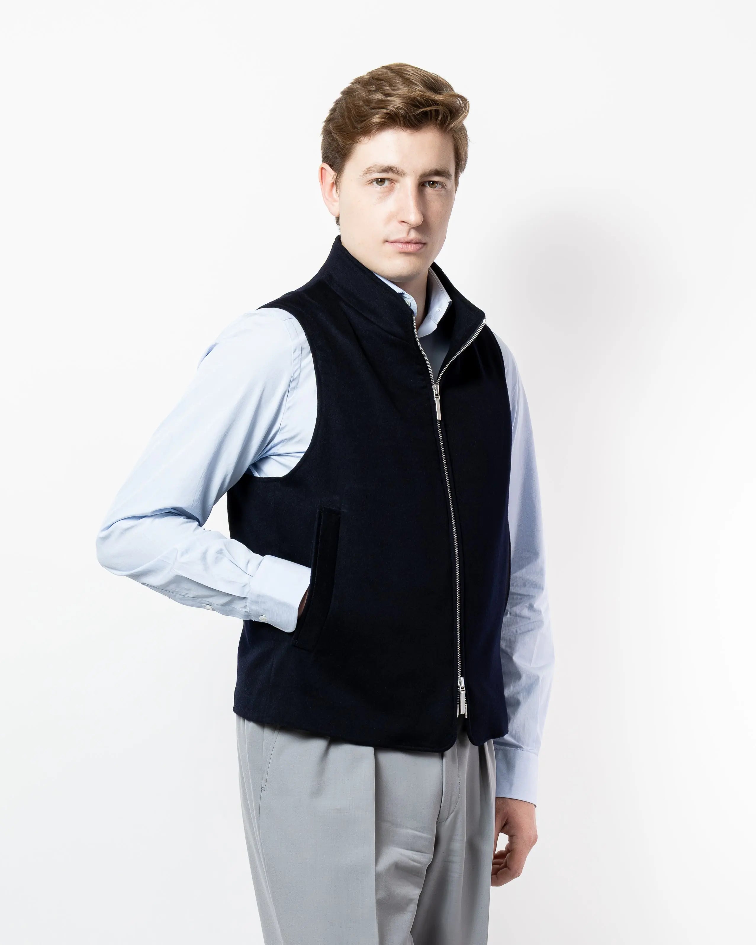 Chemise en Popeline Milleraies Thomas Mason porté avec un gilet Continental en cachemire