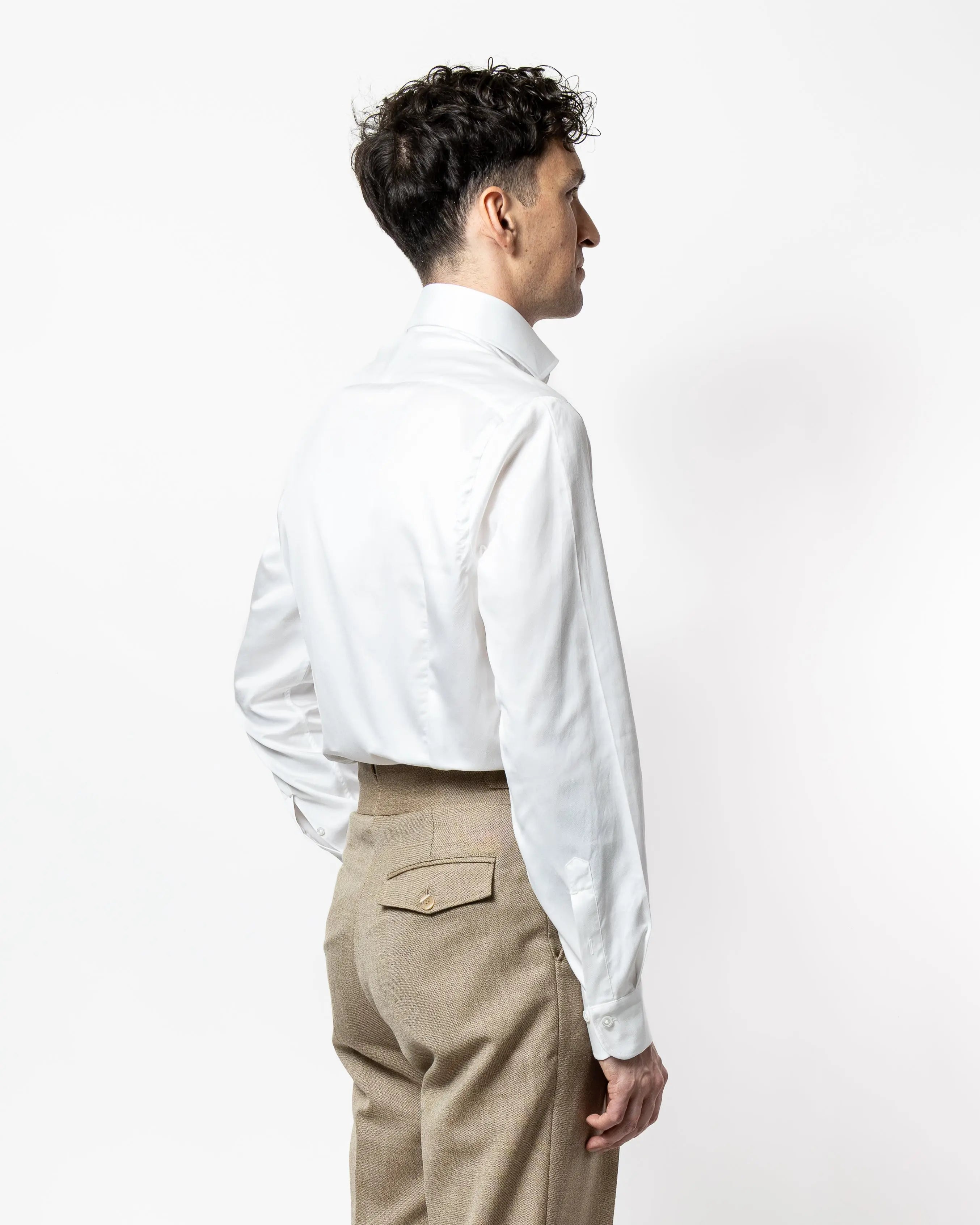 Chemise en Twill Blanc Albini fait main, vue de dos, montrant le split yoke laurensan