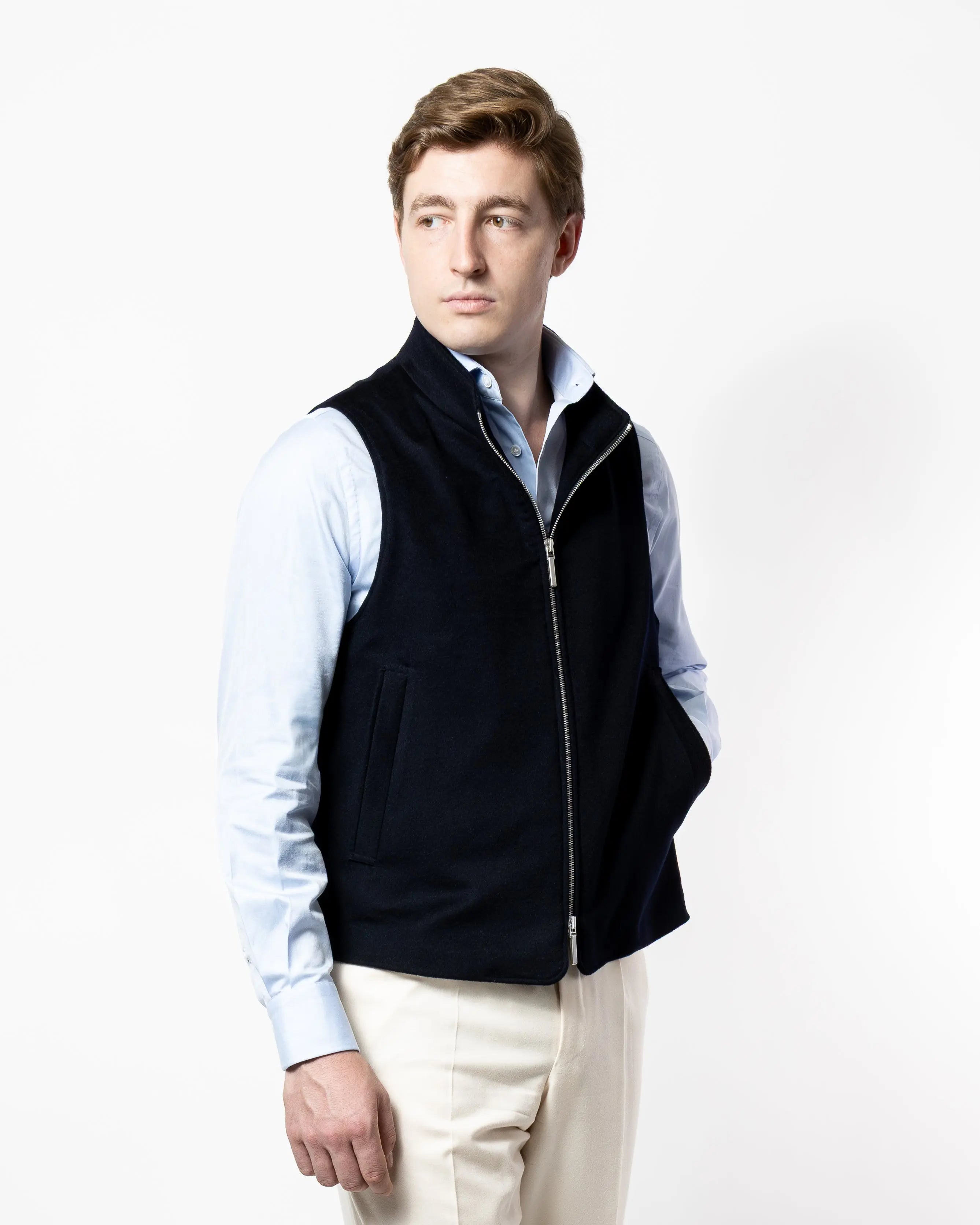 Chemise en Twill Bleu Thomas Mason avec notre gilet Continental en cachemire loro piana fait à la main à Paris laurensan